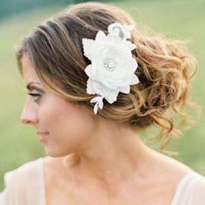 White Flower Hair Comb. Bridal Headpiece.